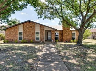 810 Wood Gln, Desoto, TX 75115