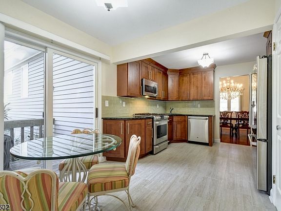 3rd image of 7 Bongart Dr