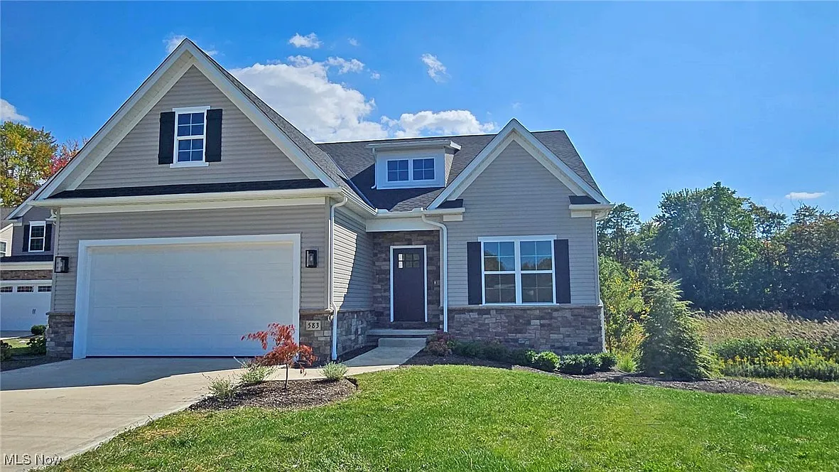 583 Iris Pl photo 1