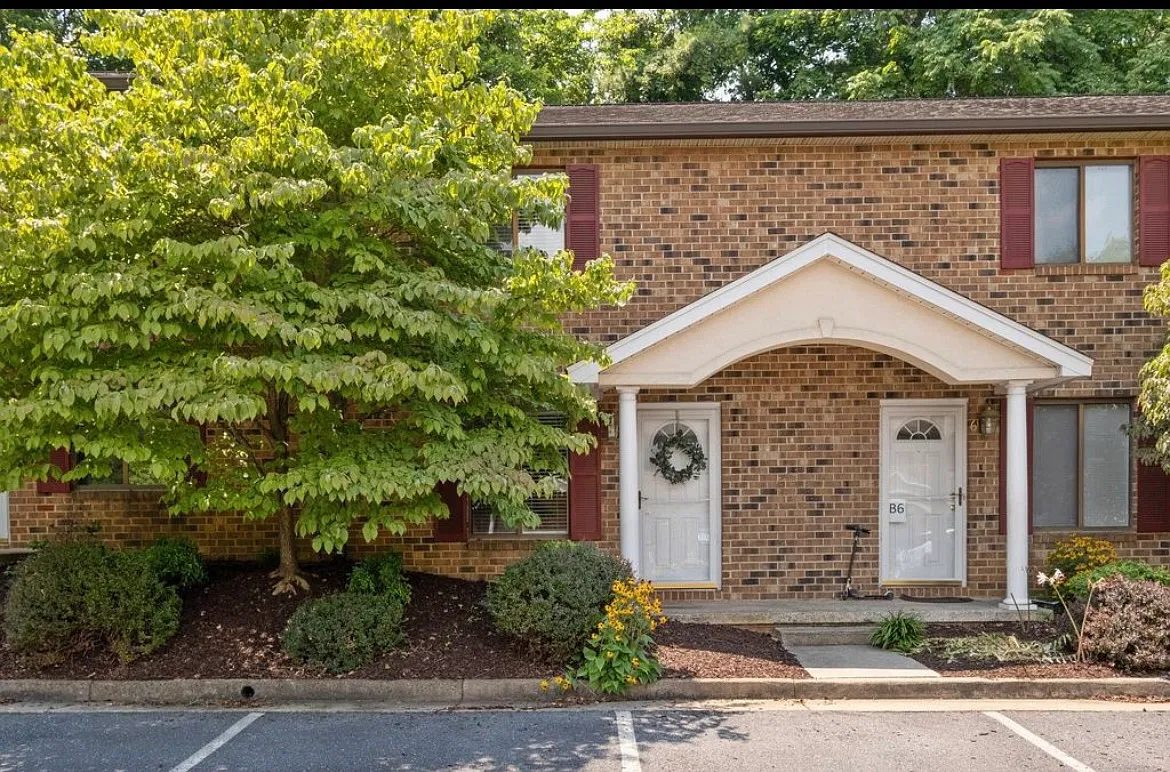 2 bed, 1.5 bath, 986 sqft, $1,550 — Photo 1