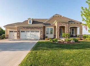 7561 Beacon Ct, Chanhassen, MN 55317