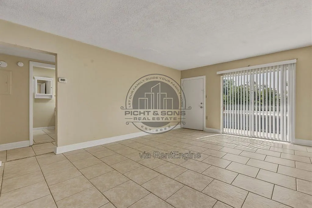 Capitol Village — Photo 3