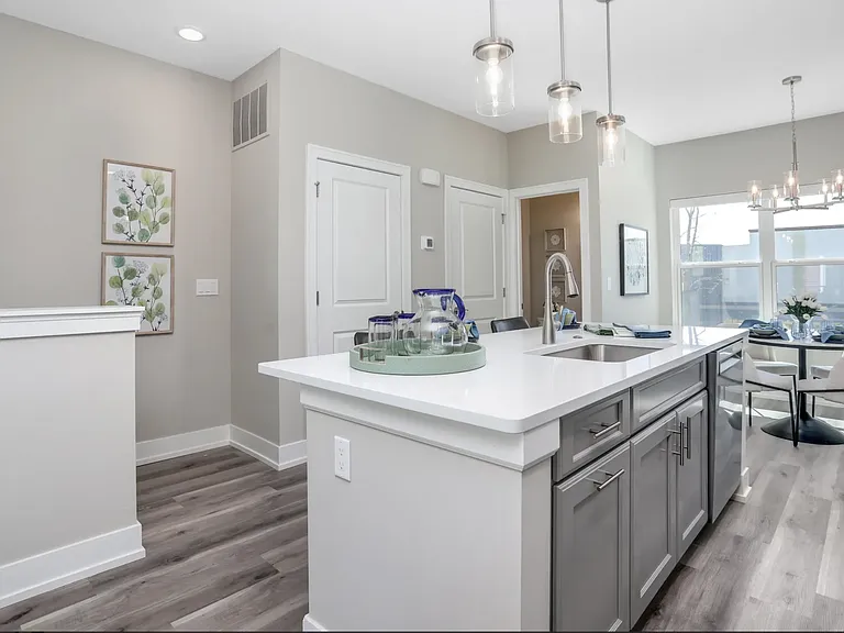 777 Canterbury Ln — Photo 7