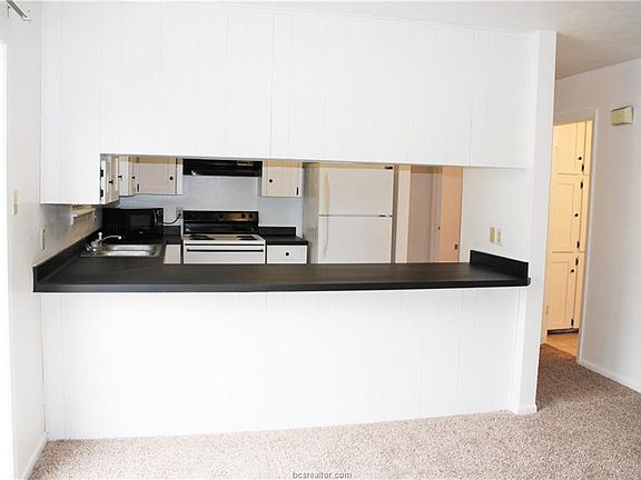2nd image of 1006 Autumn Cir