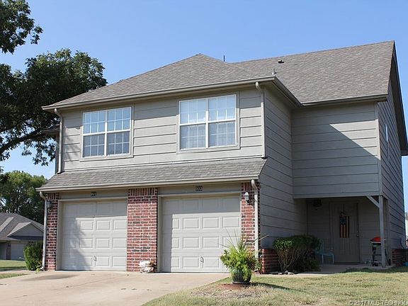 4th image of 901 & 903 River Xing St