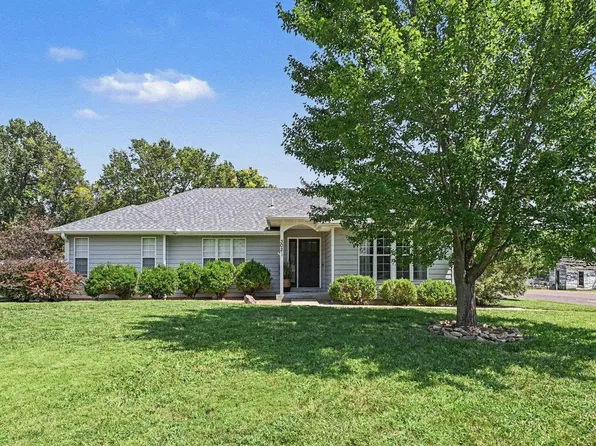 302 Pierce St, Maple Hill, KS 66507