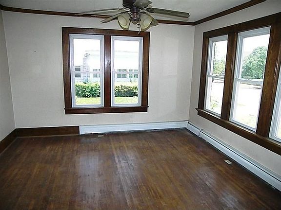4th image of 221 E Main St