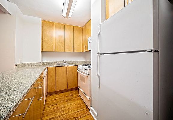 4th image of 30 E End Ave #4R