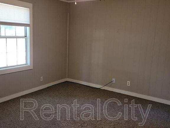 3rd image of 1409 Hillcrest Ave