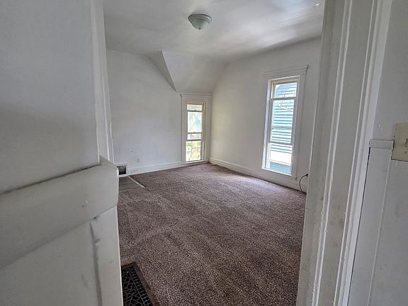 4th image of 671 W Lexington Ave #2
