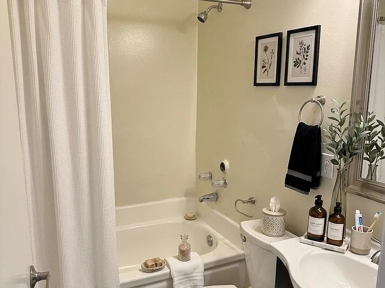 922 Centinela Ave #7 — Photo 11