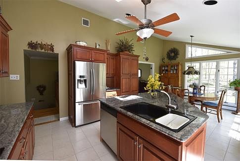 Center Island Kitchen w/ Granite