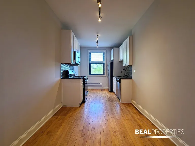 2325 N Rockwell St #B2 — Photo 4