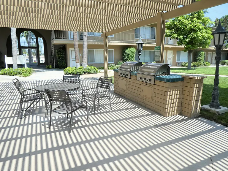 Courtyard — Photo 7