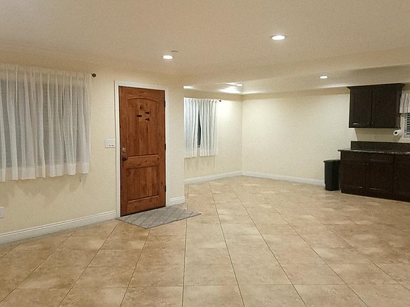 3rd image of 826 N Hicks Ave