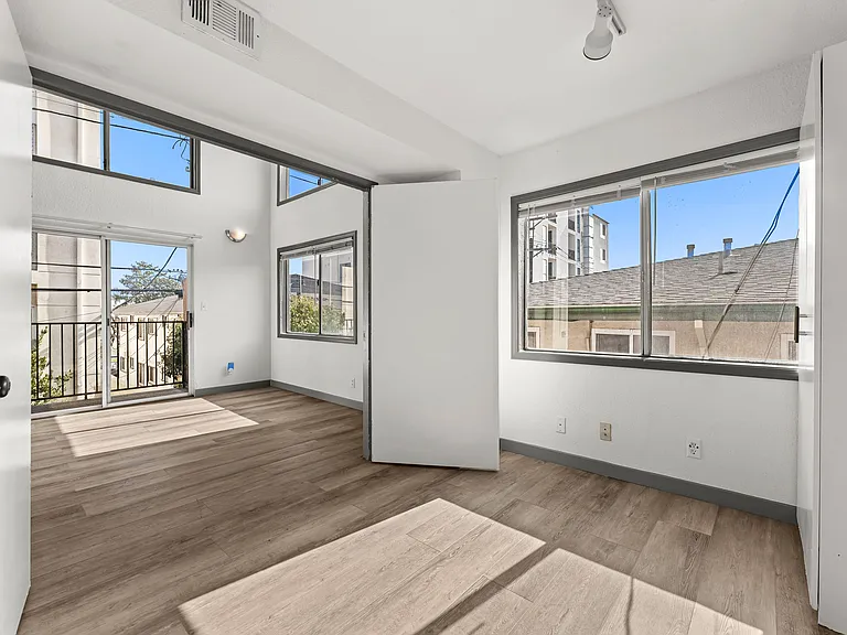 1540 S Fairfax Ave #7 — Photo 1
