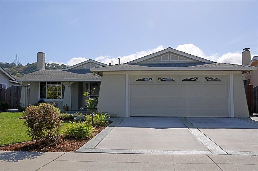 1st image of 704 Los Huecos Dr