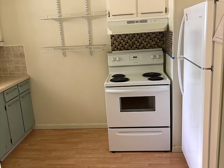 1140 Eastwood Dr — Photo 2