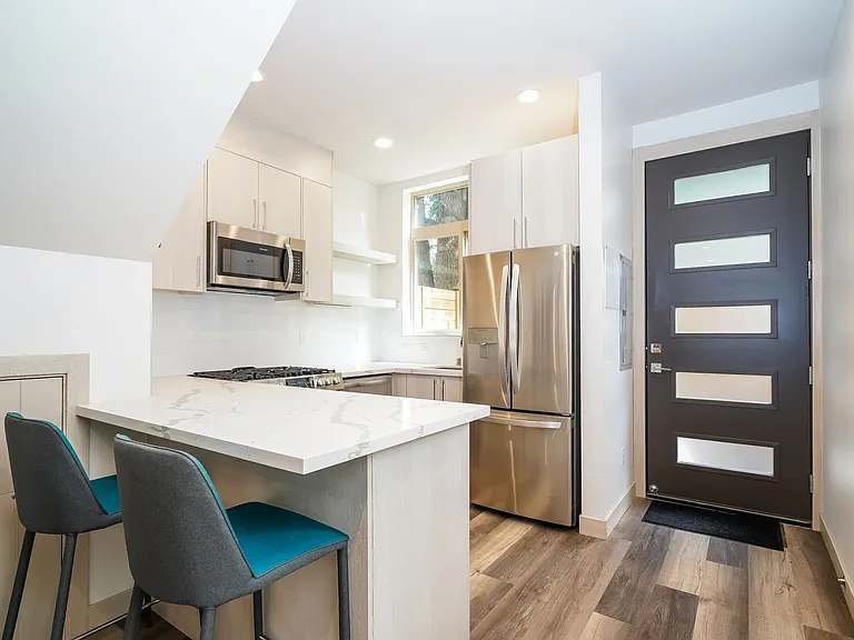5616C California Ave SW — Photo 10