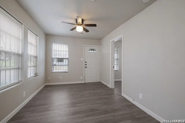 325 S Hackberry St — Photo 5