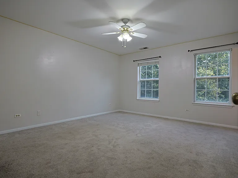 1402 Parkside Dr — Photo 20