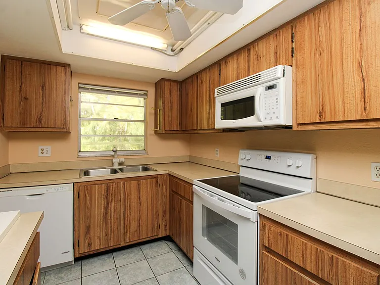 4300 Gulfstream Dr #2D — Photo 10