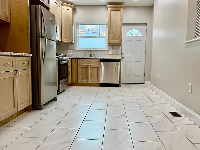 2126 S Iseminger St — Photo 6
