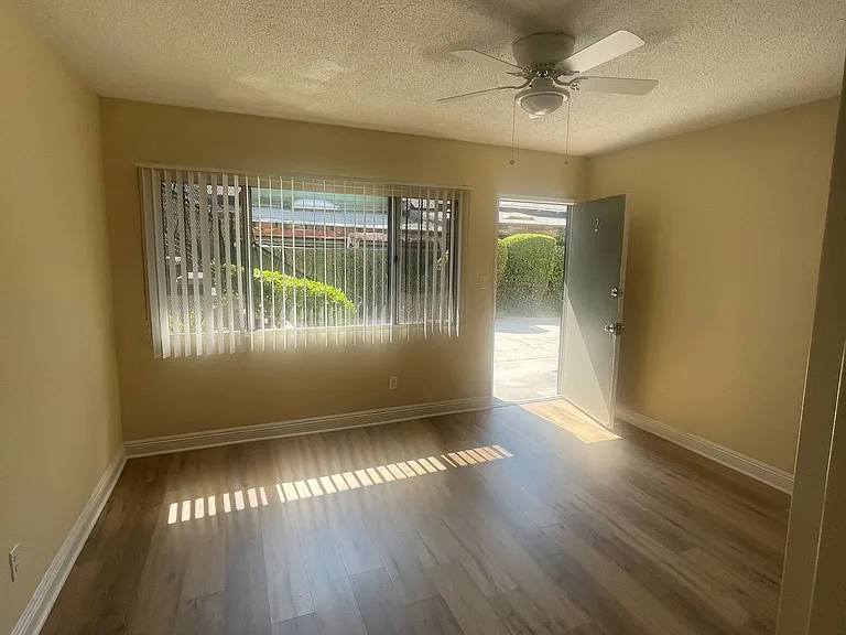 1211 W 37th Pl — Photo 12