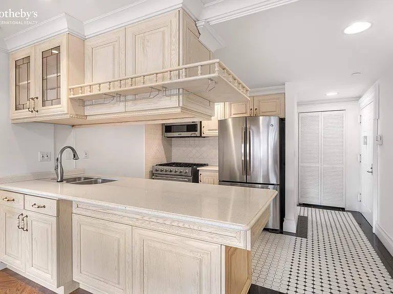 160 E 23rd St #2B — Photo 3