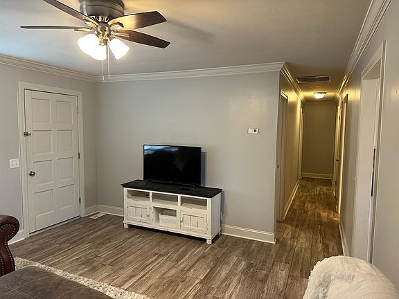 3rd image of 812 Linda St