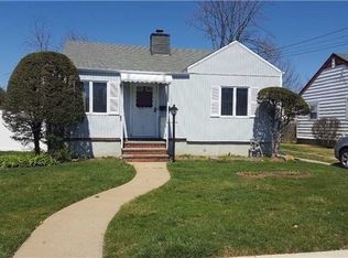 26 Alice St, Merrick, NY 11566