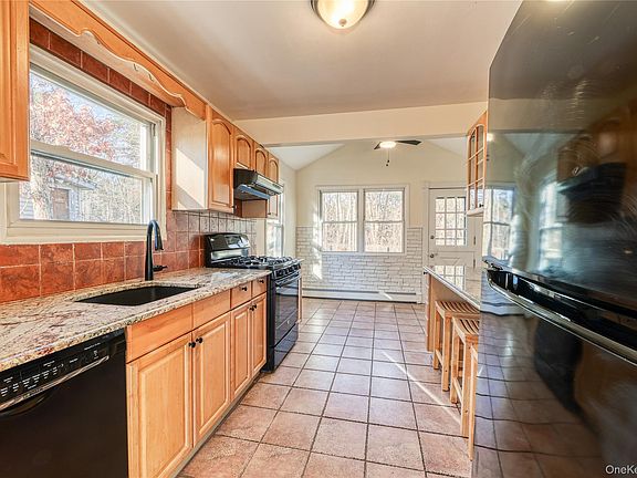 5th image of 180 Lakeside Trail