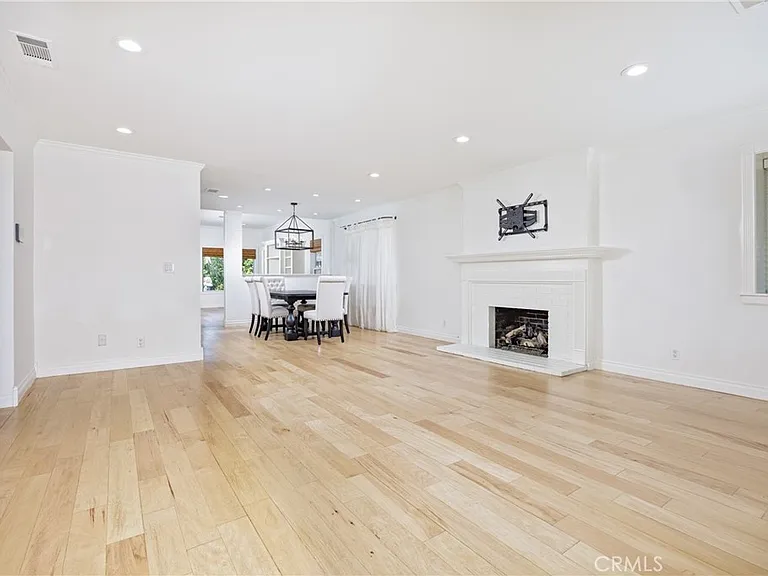 408 Flower St — Photo 5