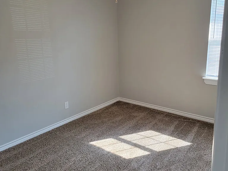 214 Glasgow Dr — Photo 8
