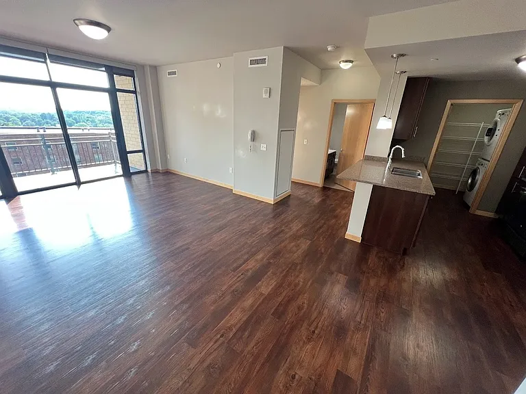 Venture Luxury High Rise — Photo 109