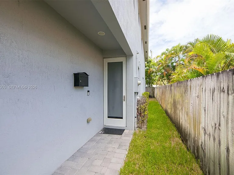 619 SW 17th St — Photo 38