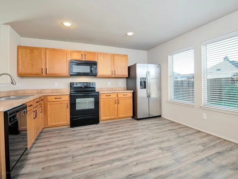 2412 Clairborne Dr — Photo 3