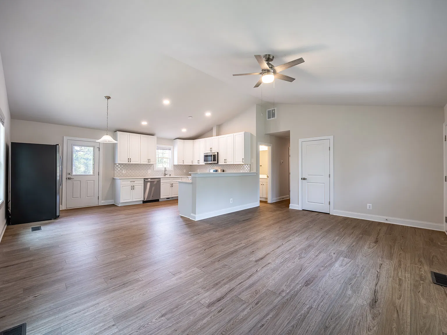 4 bed, 2704 sqft, $2,500 — Photo 3