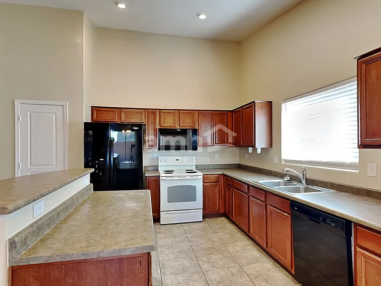16261 W Hope Dr — Photo 3