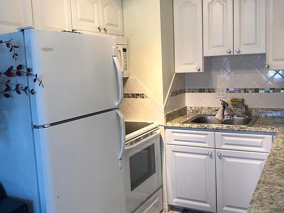 4th image of 425 Tyler Ave APT 10