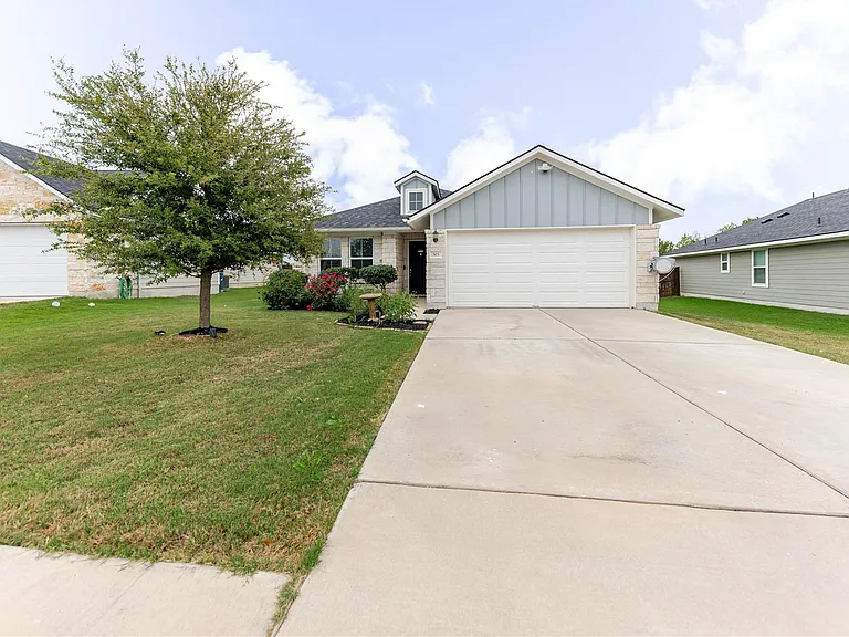 303 Schuyerville Dr — Photo 2