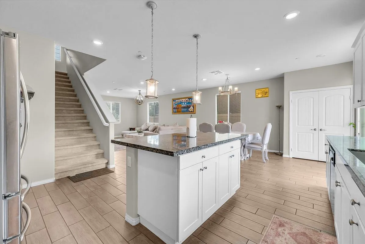4 bed, 3.0 bath, 2419 sqft, $3,750 — Photo 3
