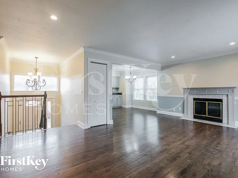 810 York Dr — Photo 3