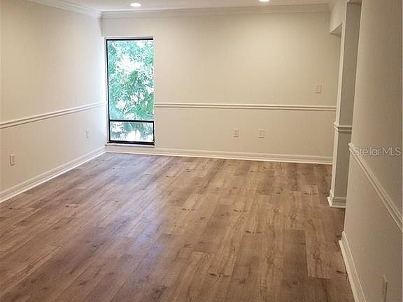 5th image of 1542 Oak St Unit 5