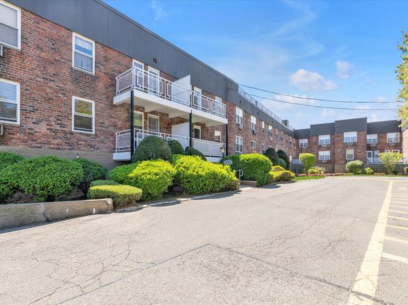 30 Daley Place #242, Lynbrook, NY 11563