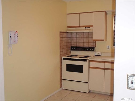 4th image of 189 Cambridge Dr E #189