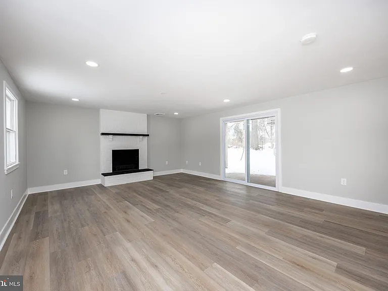 181 W 7th Ave — Photo 8