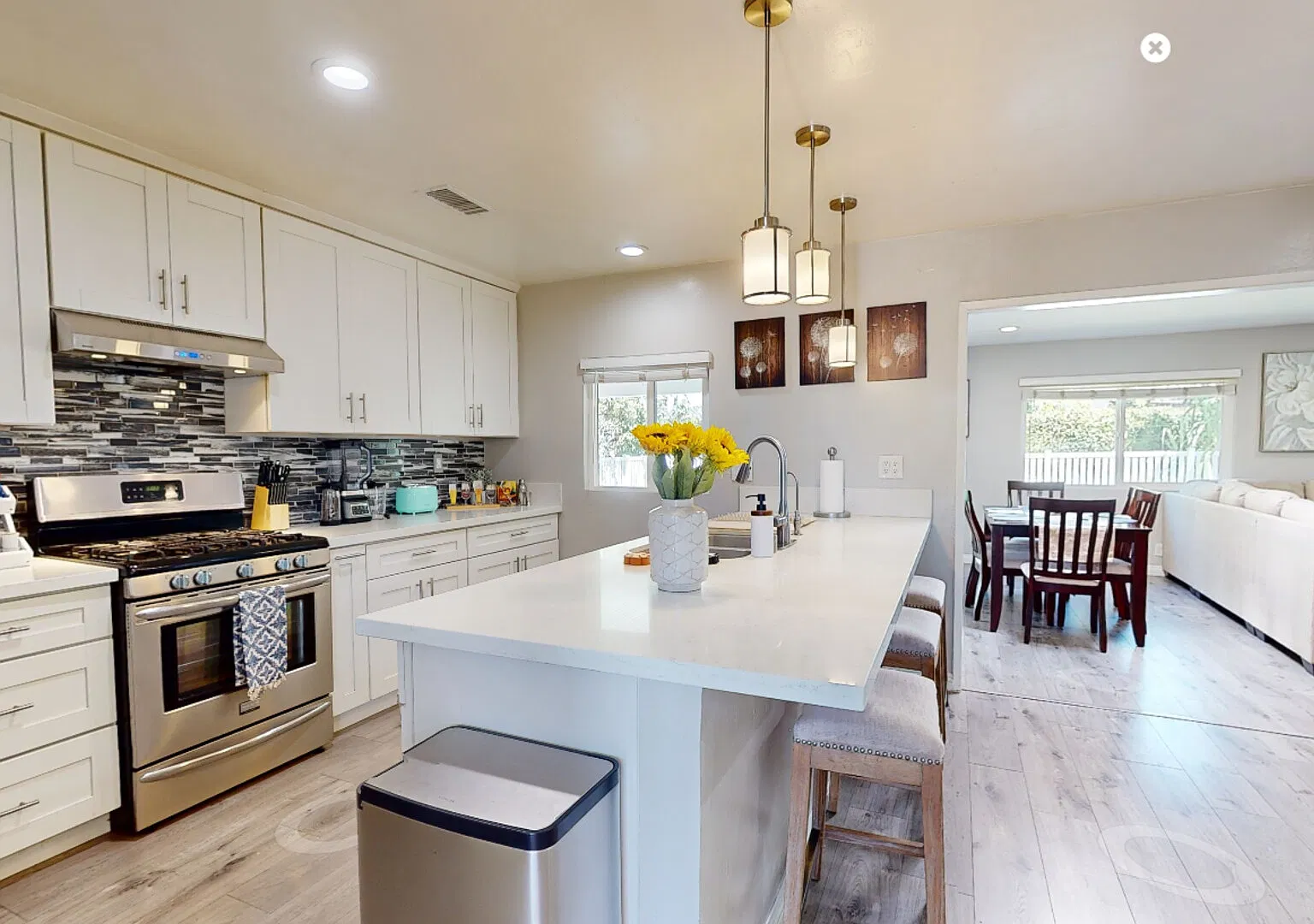 Family Oasis: Modern & Cozy Pet-Friendly Home — Photo 1