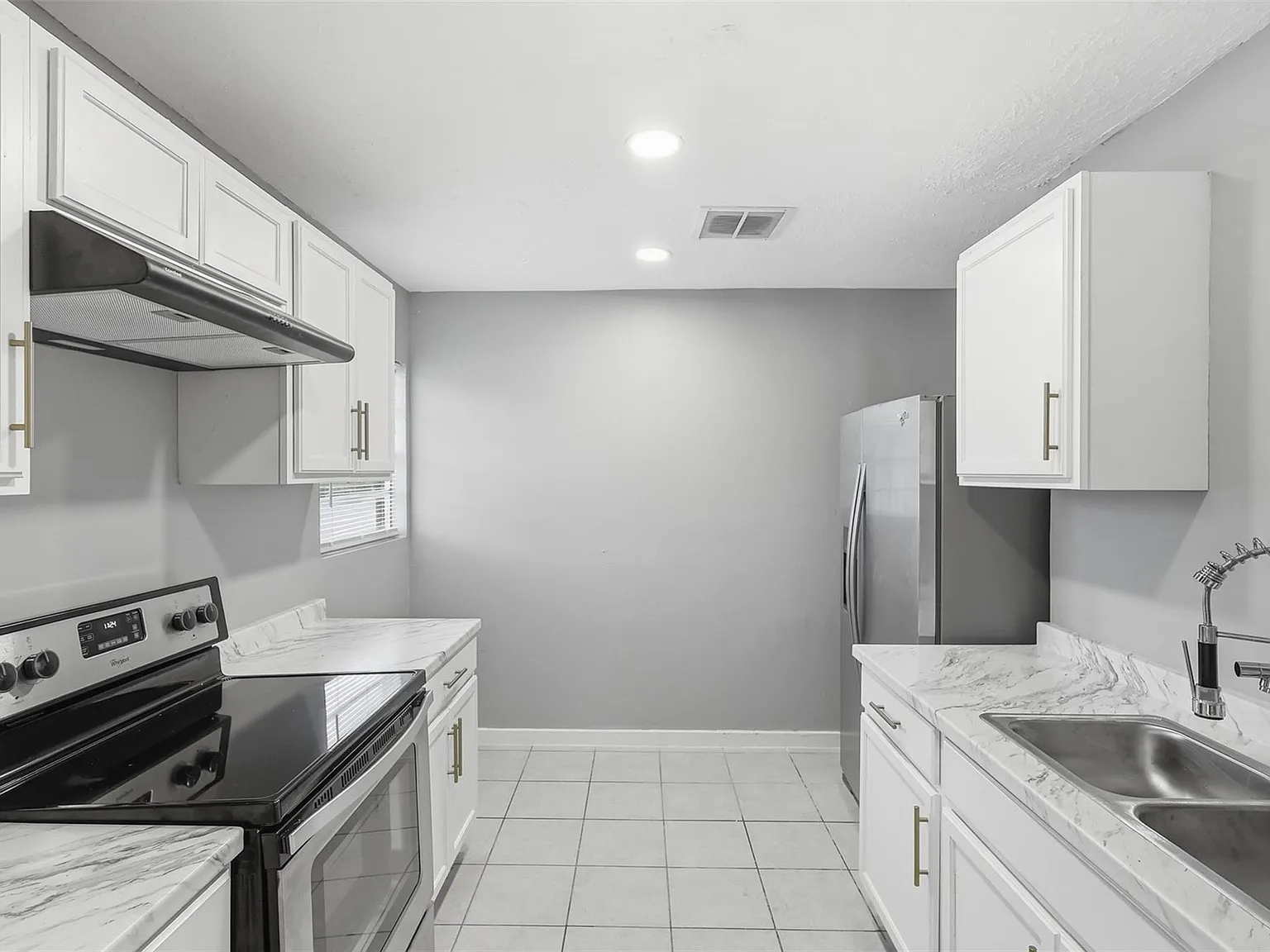 3 bed, 2.0 bath, 1994 sqft, $2,100 — Photo 4