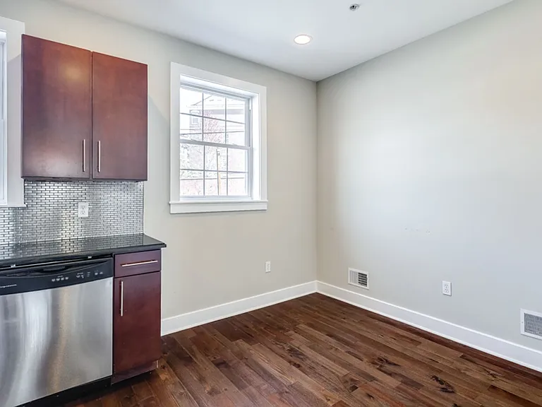 2631 Catharine Street — Photo 4